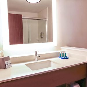 King Room Hearing Accessible or Non-Smoking